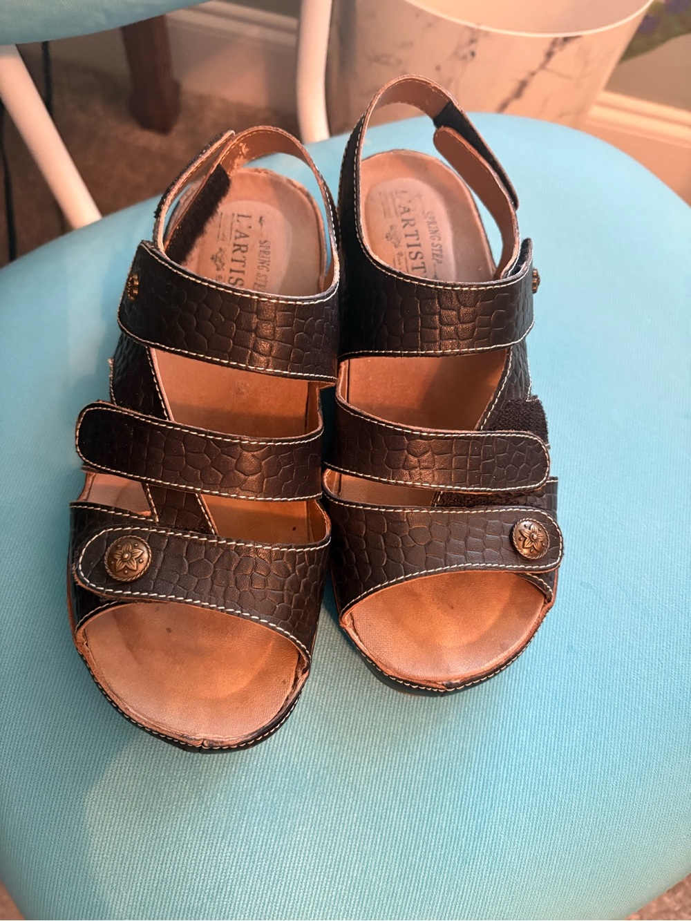 L’Artiste croc embossed leather sandals
Black size 38 or 7.5 -8